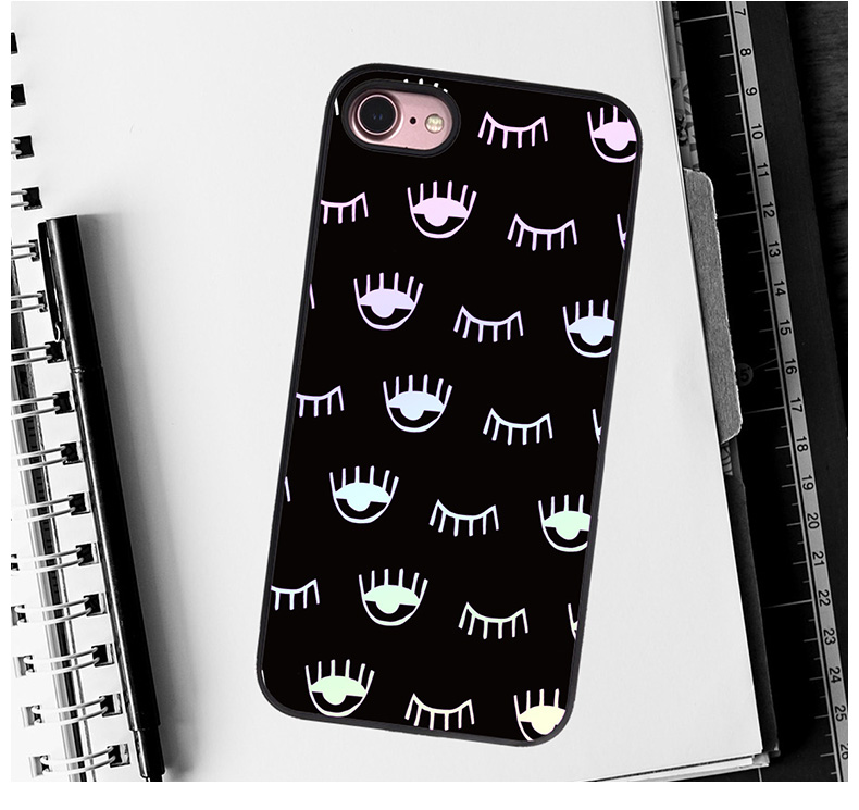 iPhoneを活かすスリム感と緻密に空けられたボタンホール