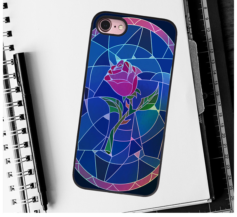 iPhoneを活かすスリム感と緻密に空けられたボタンホール