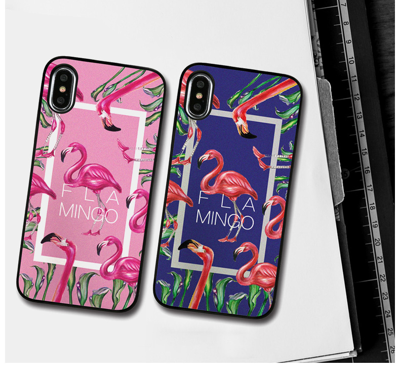 iPhoneを活かすスリム感と緻密に空けられたボタンホール