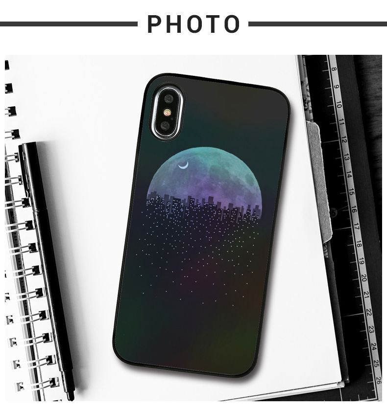 iPhoneを活かすスリム感と緻密に空けられたボタンホール